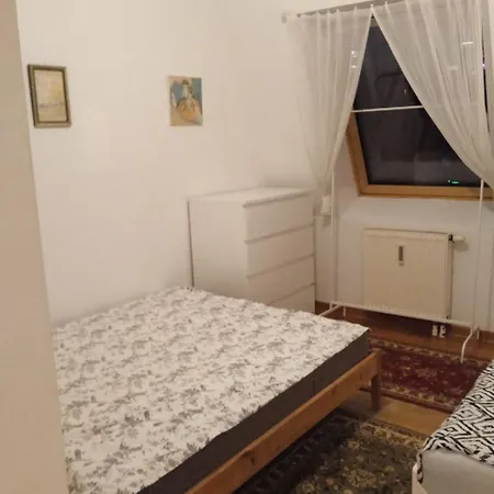 In Wola Near Rondo Onz I Daszynskiego Homestay