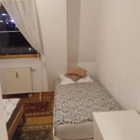 In Wola Near Rondo Onz I Daszynskiego Homestay